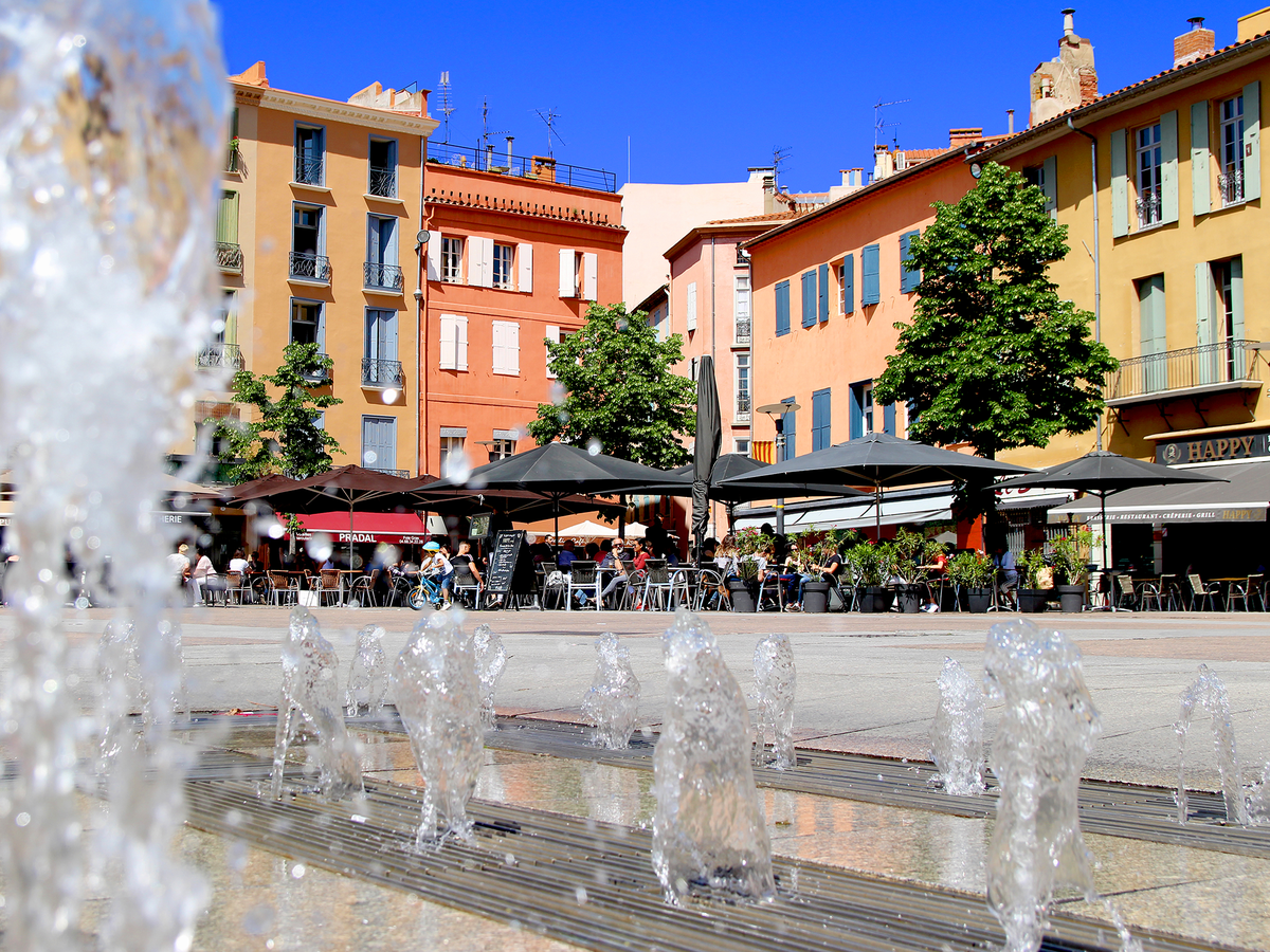 Sunny tarraces can easily be found in  Perpignan (Perpignan Tourisme)