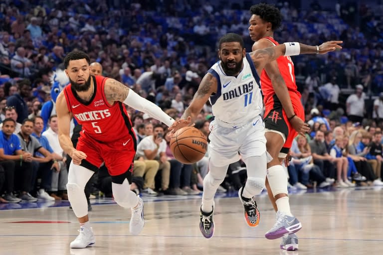 Kyrie Irving (centro), de los Dallas Mavericks, durante el partido del domingo ante los Houston Rockets. (Sam Hodde)