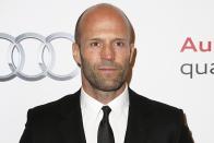 Jason Statham gibt in seinen Action-Filmen immer Vollgas. Vielleicht sind ihm die Haare ja durch den ständigen Gegenwind abgefallen. Oder das Haupthaar löste sich in Chlor auf - vor der Schauspielerei war Statham Profi-Wasserspringer im britischen Nationalkader. (Bild: Dominik Bindl/Getty Images)