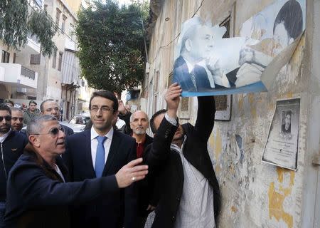 Beirut governor Ziad Chebib (C) supervises the removal of political posters and party banners along a street in Beirut February 5, 2015. REUTERS/Mohamed Azakir