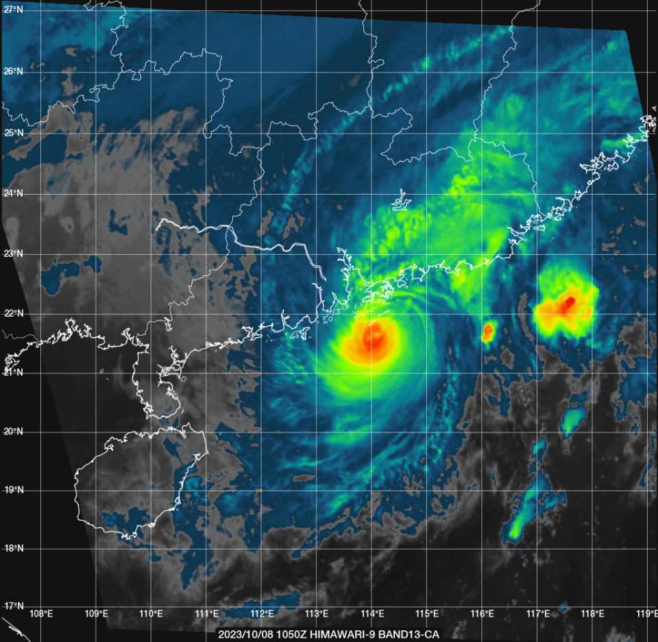 2023 年 10 月 8 日下午 6 時 50 分，向日葵 9 號衛星提供的紅外線高清雲圖。小犬核心相當接近本港。天文台在 6 時 45 分表示，在 7 時改發九號信號。