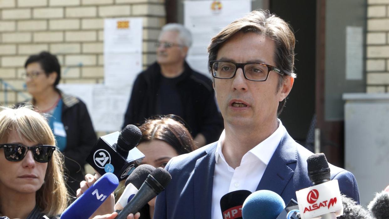 Stevo Pendarovski lieferte sich mit Gordana Siljanovska-Davkova ein Kopf-an-Kopf-Rennen. Foto: Boris Grdanoski/AP