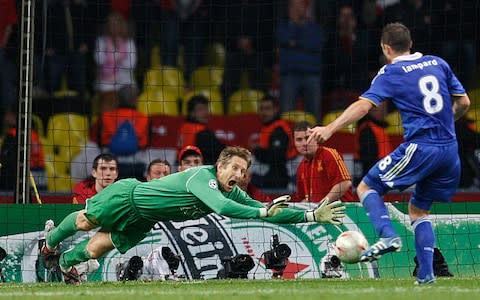 Chelsea's English midfielder Frank Lampa...Chelsea's English midfielder Frank Lampard (R) shoots and scores past Manchester United's Dutch goalkeeper Edwin van der Sar during the final of the UEFA Champions League football match at the Luzhniki stadium in Moscow on May 21, 2008 - Credit: afp