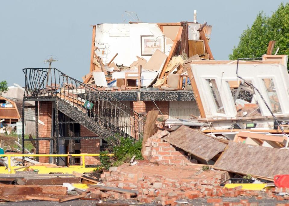 At Least 2 Killed and 29 Injured After Oklahoma Tornado