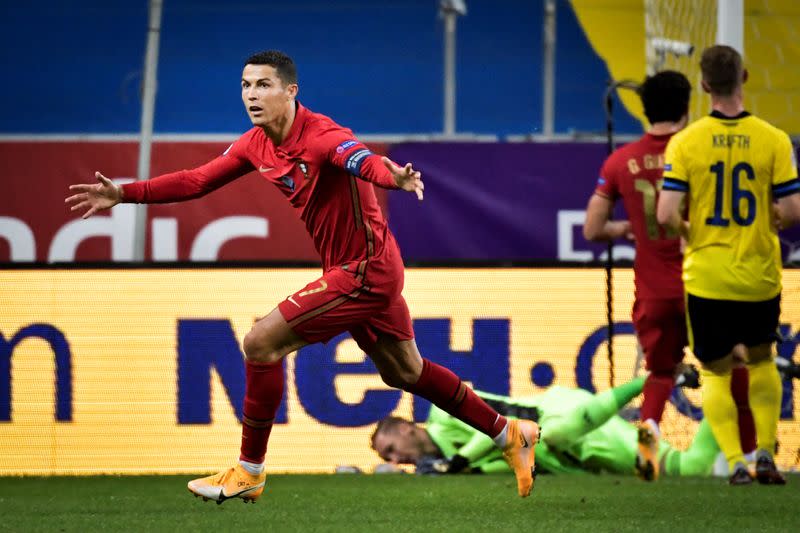 Cristiano Ronaldo celebra tras anotar su gol número 100 con Portugal en un partido ante Suecia por la Nations League.