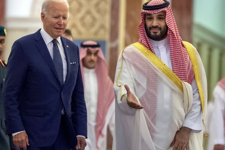 ARCHIVO - En esta fotografía difundida por el Palacio Real Saudita, el príncipe a la corona Mohammed ben Salman, a la derecha, da la bienvenida al mandatario estadounidense Joe Biden en Jeddah, Arabia Saudita, el 15 de julio de 2022. (Bandar Aljaloud/Palacio Real Saudí vía AP, Archivo)