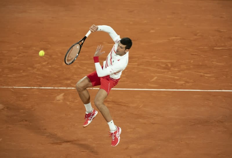 El tenista serbio Novak Djokovic en acción durante su partido contra el español Pablo Carreño Busta en cuartos de final del Abierto de Francia, en Roland Garros, París