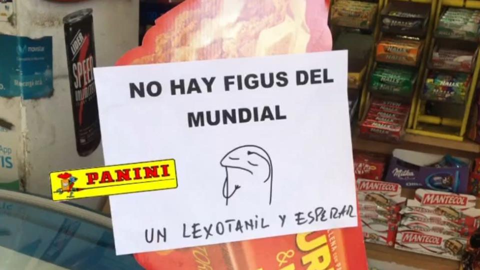 Un cartel en un kiosco de Buenos Aires con la leyenda: &quot;No hay figus del mundial&quot;