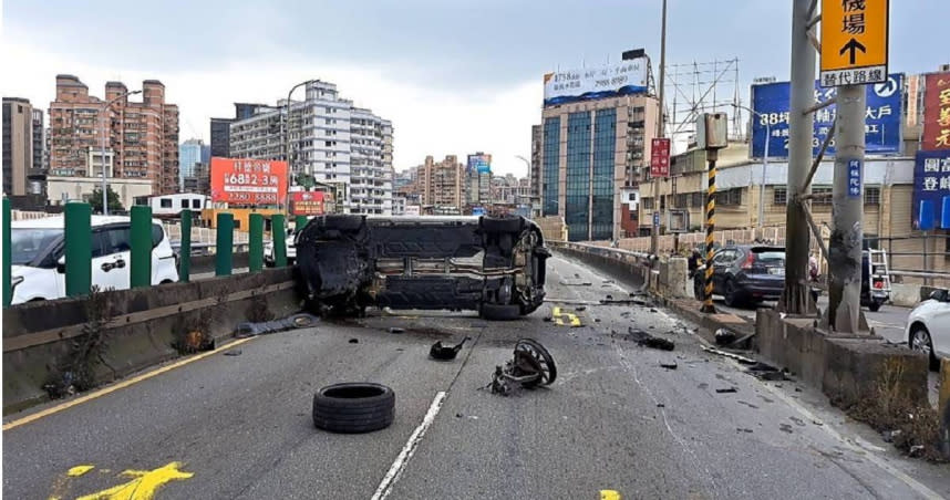 楊姓女駕駛自撞分隔島，整台賓士車翻覆橫躺路中央。（圖／報系資料照）