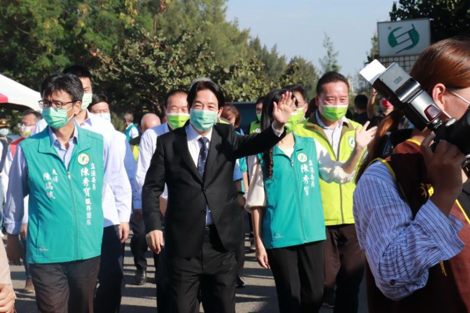 副總統賴清德在眾人簇擁下抵達立委陳秀寶舉辦的四個公投宣導會。（記者何國榮攝）