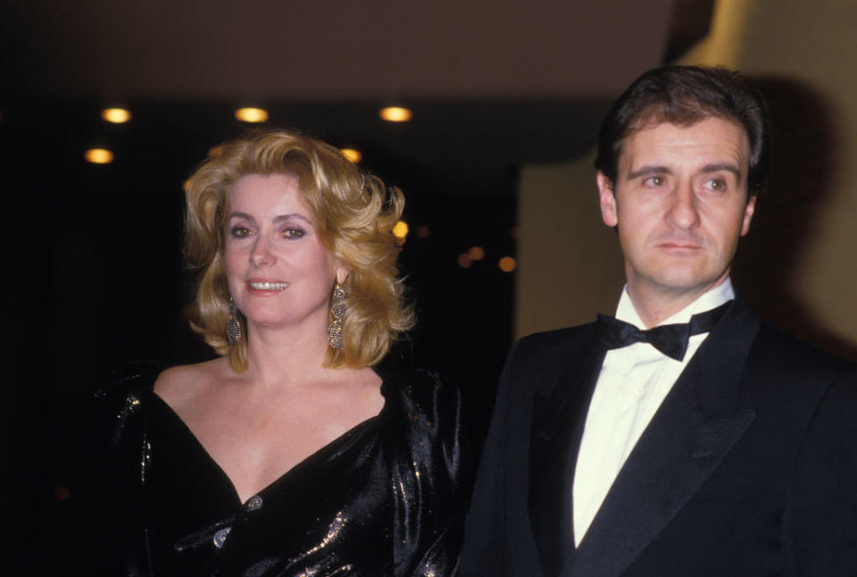 On l'évoque rarement, mais pendant huit ans, Catherine Deneuve a partagé sa vie avec Pierre Lescure. Formant un couple aussi amoureux que discret, les deux personnalités n'ont jamais évoqué en public leur relation, jusqu'à ce qu'en 2012 le chroniqueur de <em>C à Vous</em> consente à en dire un peu plus à <em>France Dimanche</em>. <em>"Avec Catherine, nous ne nous sommes jamais affichés, mais nous avons vécu ensemble de 1983 à 1991"</em>, s'est ainsi remémoré celui qui est resté proche de la star. En 2019, après l'AVC de la comédienne, celui-ci n'a d'ailleurs pas manqué de venir régulièrement la voir à l'hôpital pour la soutenir. (©<em>Frederic GARCIA/Gamma-Rapho via Getty Images</em>)