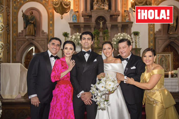 Los novios junto a sus padres