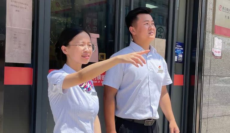 Shen Dong (31) caminaba como todos los días por el condado chino cuando una empleada bancaria que caminaba a su lado, Lu Xiaoting, se percató de que una pequeña estaba a punto de caerse de la ventana de su departamento