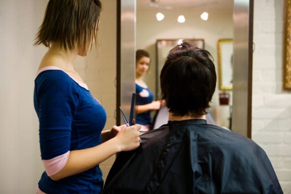 AGYXHT Female hairdresser cutting man?s hair