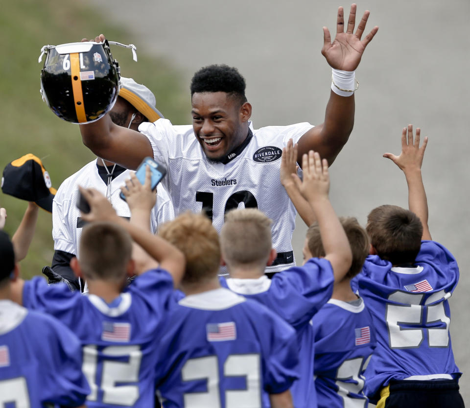 Pittsburgh Steelers wide receiver JuJu Smith-Schuster said he was missing football, so he started a pickup game in a mall. (AP)