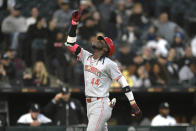 Cincinnati Reds' Elly De La Cruz (44) celebrates at home plate after hitting a three-run home run during the third inning of a baseball game against the Chicago White Sox Friday, April 12, 2024, in Chicago. (AP Photo/Paul Beaty)