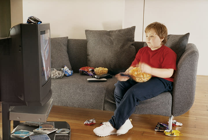 Pasar demasiado tiempo frente a la pantalla puede favorecer la diabetes infantil. – Foto: Digital Vision./Getty Images