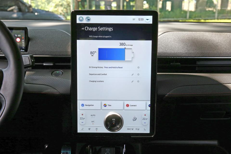 在螢幕充電選單中，僅有一般的電量與可行駛里程以及預估結束充電時間的顯示，並無法自動設定充電上限。