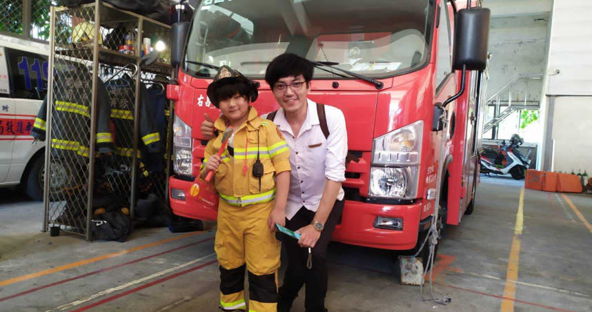 劉姓男童和父親感謝消防員在7年前救護接生之恩，消防員在昨男童生日當天招待他體驗一日小小消防員。（圖／消防局提供）