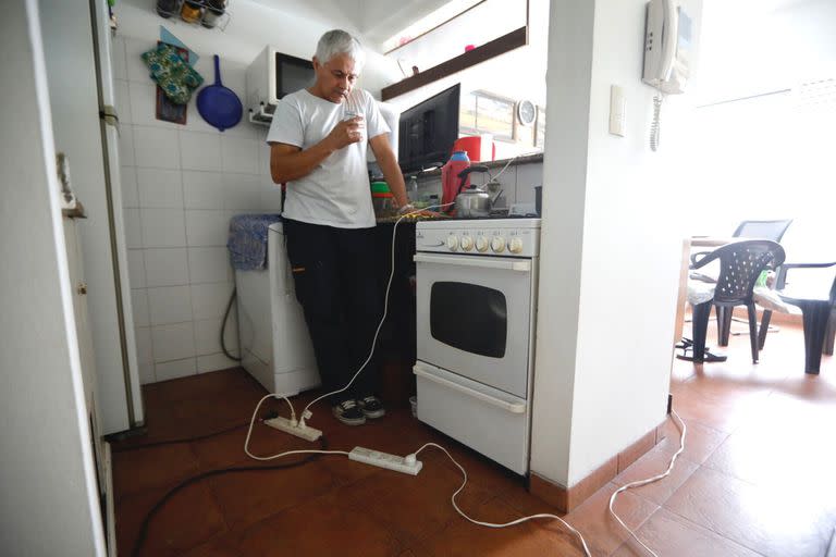 Carlos Arevalo, el encargado del edificio, aprendió a desplazarse con precaución entre los cables que atraviesan todo su hogar