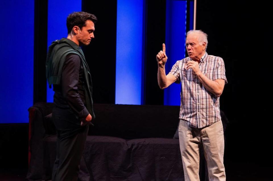 McGaffney y Orlando Urdaneta, en el personaje del Padre, en otra escena de “Las Aventuras de Juan Planchard”, escrita y dirigida por Moisés Kaufman.