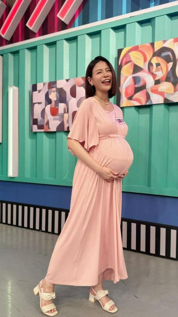 蘿莉塔的孕肚超大。（圖／翻攝自蘿莉塔臉書）