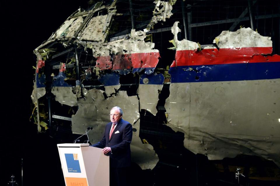 Dutch Safety Board Chairman Tjibbe Joustra speaks in front of the wrecked cockpit of the Malaysia Airlines flight in 2015 (AFP/Getty Images)