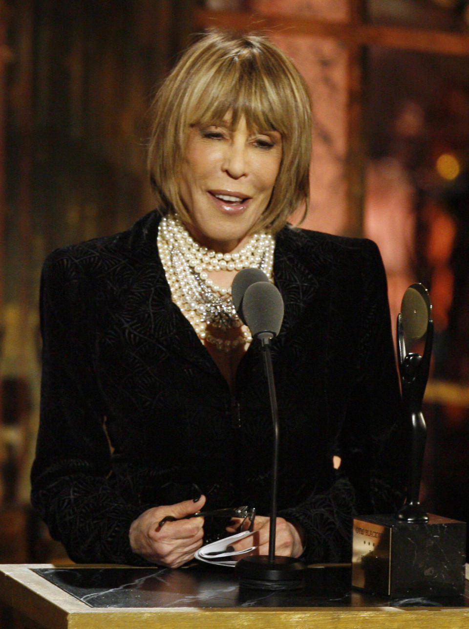 ARCHIVO - La compositora Cynthia Weil recibe su premio durante su ceremonia de incorporación al Salón de la Fama del Rock and Roll en Nueva York, el 15 de marzo de 2010. Cynthia Weil, una letrista galardonada con el Grammy de notable variedad y permanencia que disfrutó de una asociación de décadas con su esposo Barry Mann y ayudó a escribir "You've Lost That Lovin' Feeling", "On Broadway", "Walking in the Rain" así como decenas de éxitos más, ha muerto a los 82 años. (Foto AP/Jason DeCrow, File)