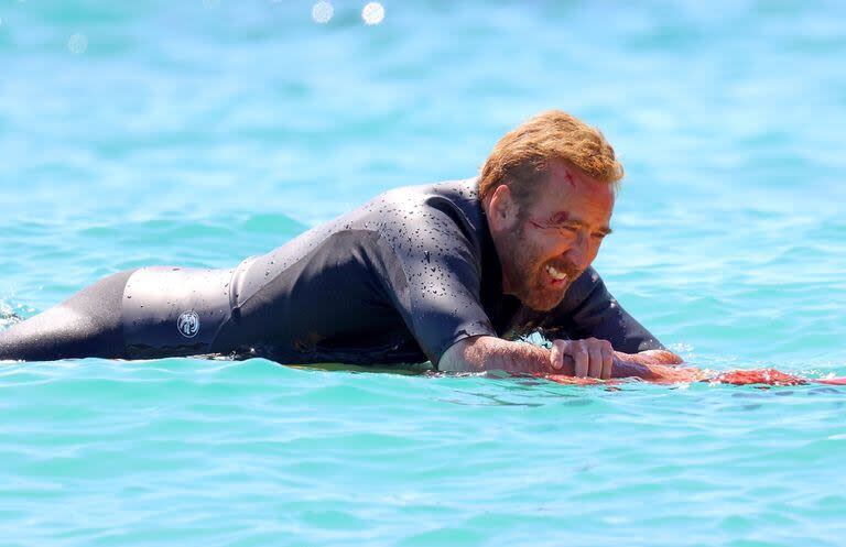 Nicolas Cage flota sobre el mar durante una jornada de filmación de The Surfer