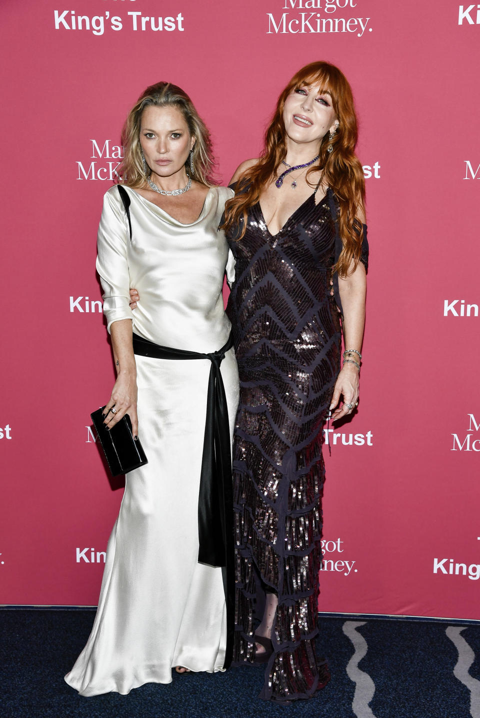 Kate Moss, izquierda, y Charlotte Tilbury asisten a The King's Trust Global Gala en Casa Cipriani el jueves 2 de mayo de 2024, en Nueva York. (Foto Evan Agostini/Invision/AP)