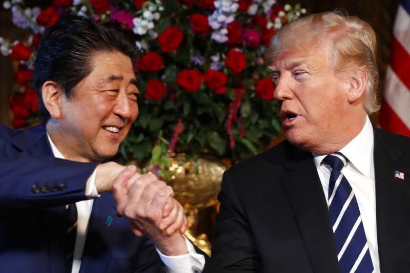 日本首相安倍晉三4月17日訪問美國，與美國總統川普握手。（AP）