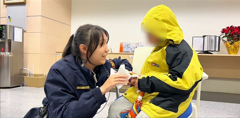 海山警分局督察組巡官洪珮溶安撫男童。（圖／翻攝畫面）