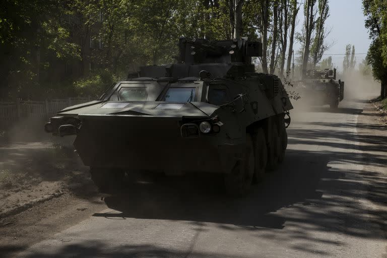 Vehículos militares ucranianos en la región de Donetsk, cerca de Bakhmut, el sábado. (Tyler Hicks/The New York Times)