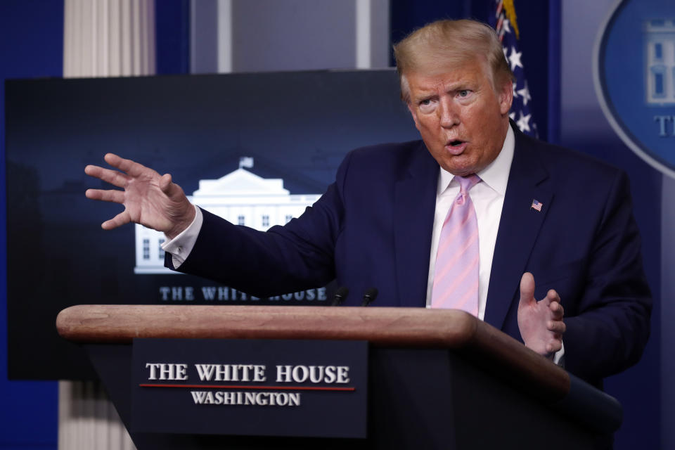 El presidente Donald Trump da una conferencia de prensa desde la sala de prensa de la Casas Blanca, el miércoles 1 de abril de 2020, en Washington. (AP Foto/Alex Brandon)