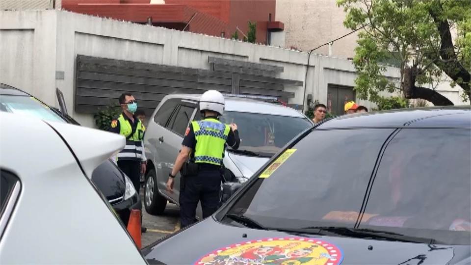 陣頭拿媽祖符令貼車牌 警獲報開兩張紅單