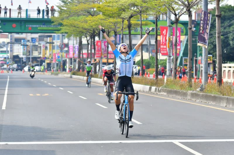 ▲第二屆「96自転車系列賽—彰化讚！」，哥倫布車隊年僅19歲的小將虞子諒終點前加速突圍，以50分50秒64封王，同時一舉拿下生涯首座專業組冠軍，並搶下衝刺王。（圖／96自転車提供）