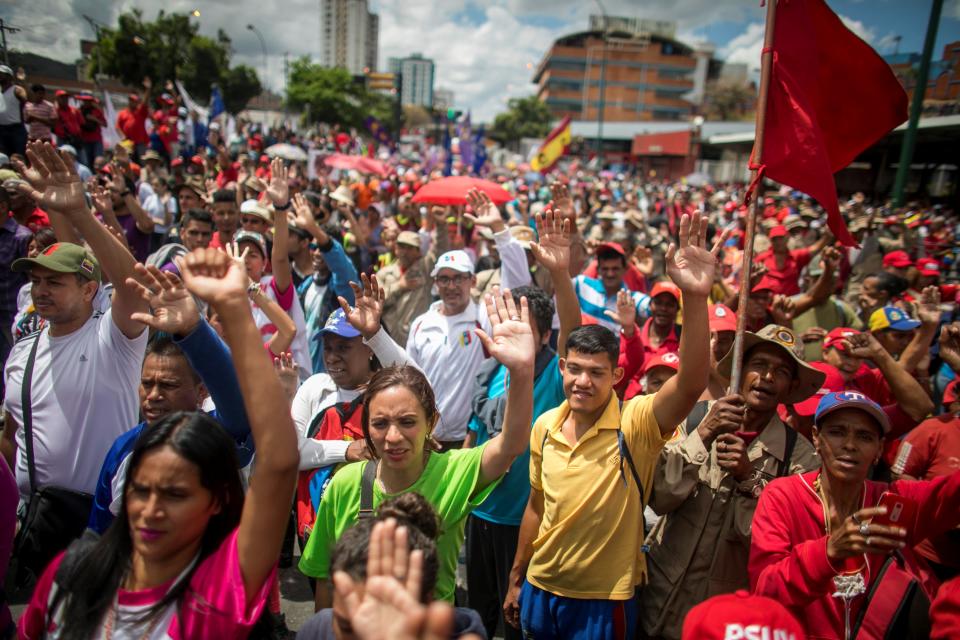 Simpatizantes del chavismo participan en una marcha que conmemora los 30 años del Caracazo este miércoles, en Caracas (Venezuela). El 27 de febrero de 1989 Caracas fue el epicentro de una oleada de protestas por la situación económica del país que generaron fuertes disturbios y se extendieron a otras ciudades del país con un balance de centeneras de personas muertas. (EFE/Miguel Gutiérrez)