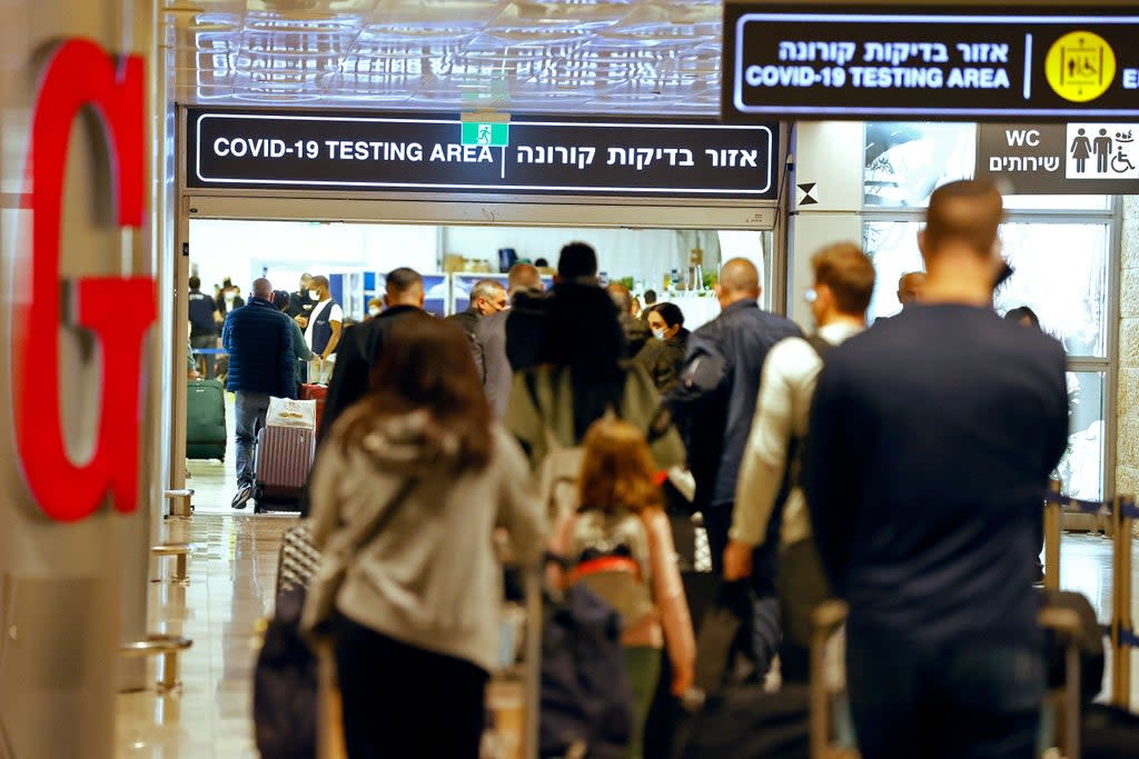 Pasajeros caminan con su equipaje a su llegada al aeropuerto israelí Ben Gurion (AFP via Getty Images)