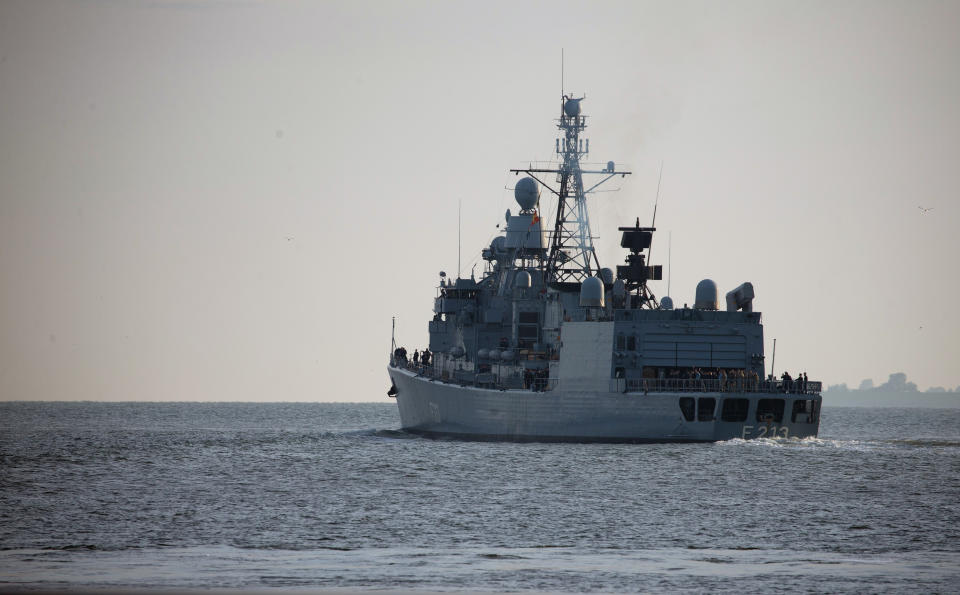 Die Fregatte “Augsburg” der Deutschen Marine läuft zur Operation “Sophia” vor der Küste von Libyen aus. (Bild: Mohssen Assanimoghaddam/dpa)