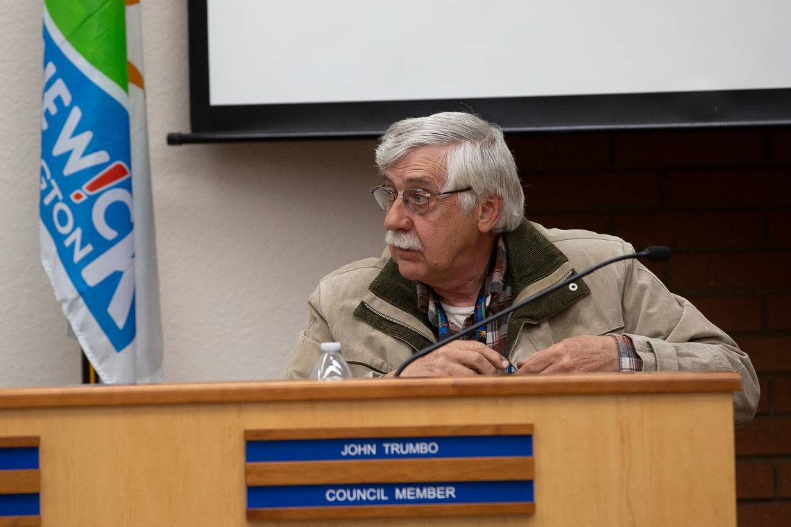 Kennewick Councilman John Trumbo is pushing to start council meetings with a prayer.