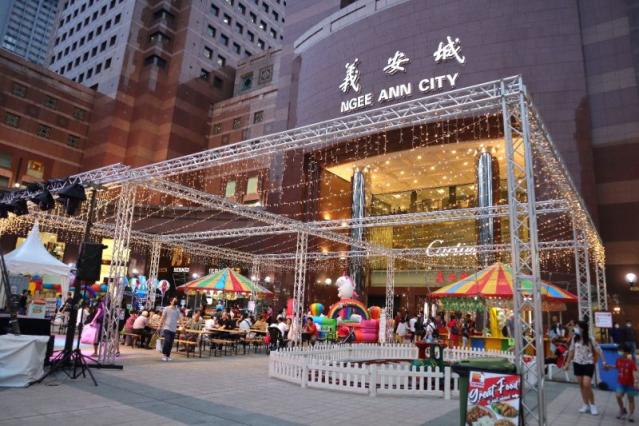 Ngee Ann City Civic Plaza, Christmas Market with stalls sel…