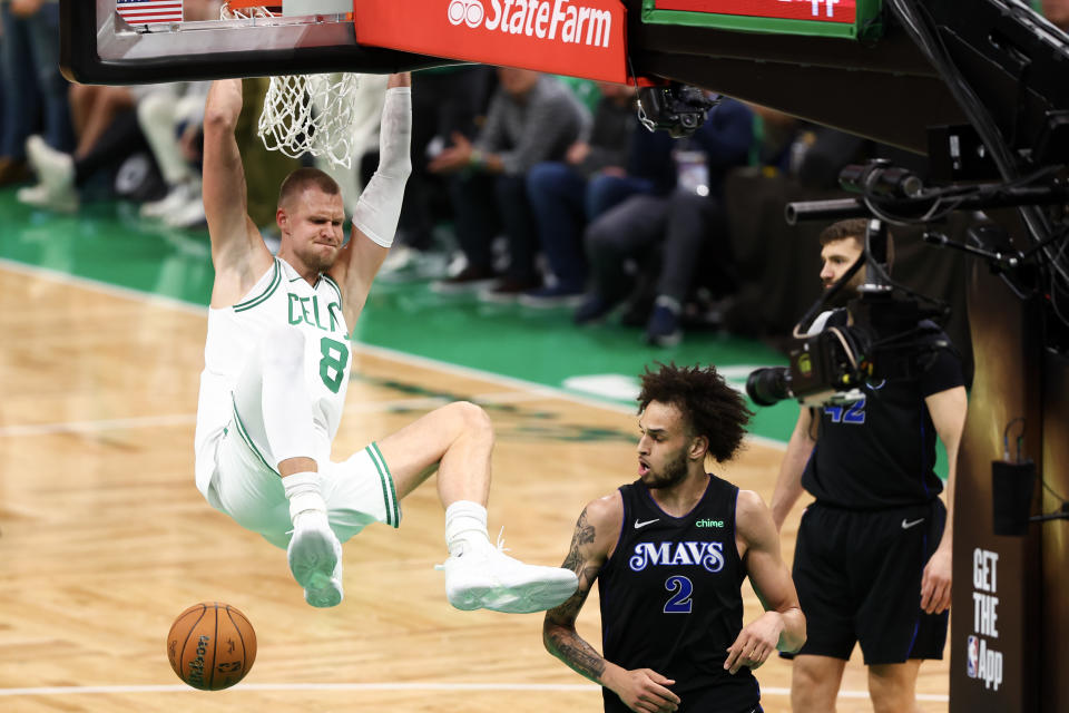 首節Kristaps Porzingis相當活躍，替補上陣7分多鐘就繳出11分、3籃板、2阻攻的成績。(NBA Photo by Maddie Meyer/Getty Images)