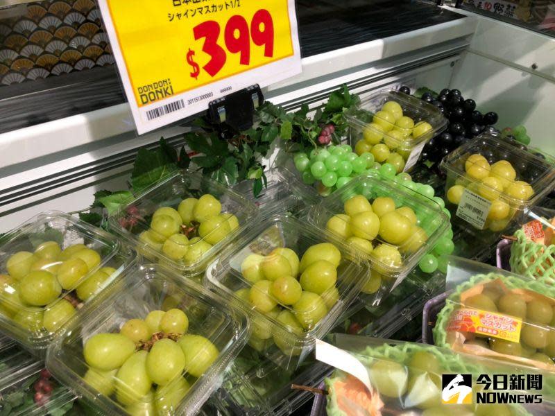 ▲過去日本麝香葡萄被視為高價水果，但今年因盛產再加上對中國出口減少，使得價格暴跌。NOWnews資料照。（圖／記者劉雅文拍攝）