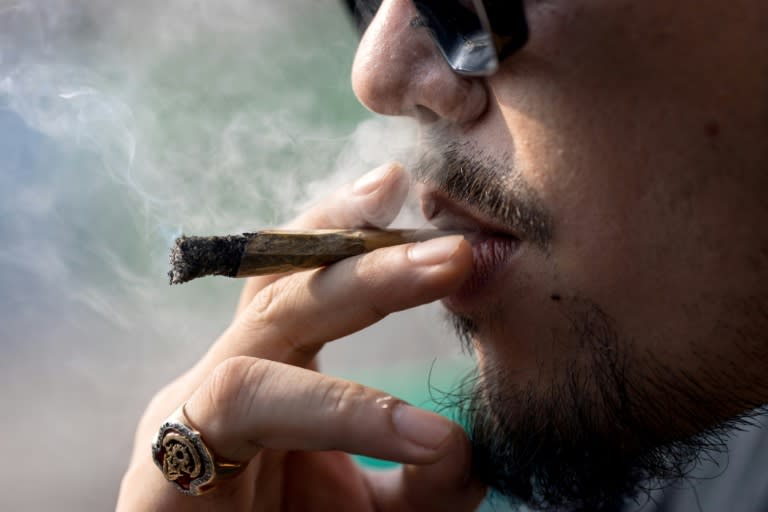 Un hombre fuma un porro en la competición Copa de Cannabis de Tailandia, el 10 de diciembre de 2022 en un dispensario de Bangkok (Jack Taylor)
