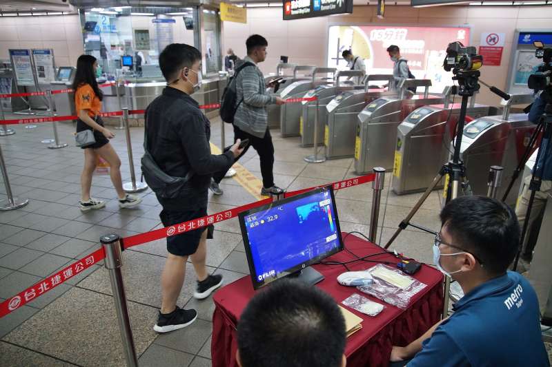 20200301-台北捷運於台北車站板南線出入口試辦紅外線熱顯像儀，可即時偵測旅客體溫。（盧逸峰攝）