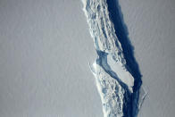 <p>An aerial view of the rift in the Larsen C ice shelf seen in an image from the Digital Mapping System over the Antarctica Peninsula, Antarctica, on Nov. 10, 2016. (Photo: NASA’s Goddard Space Flight Center/Handout via Reuters) </p>