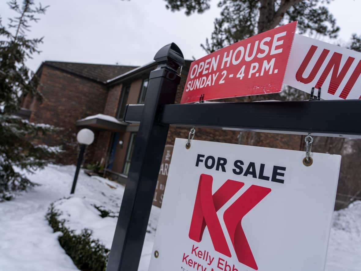 The price of the average home in Canada reached $713,500 in December 2021, according to the Canadian Real Estate Association. (Franic Ferland/CBC/Radio-Canada - image credit)