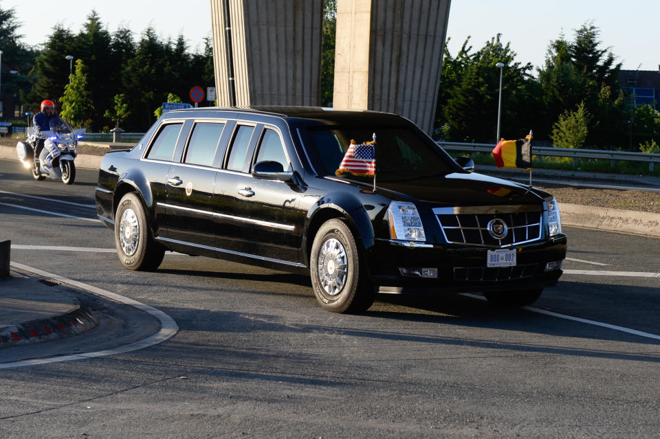 <p>Die mit Abstand teuerste Limousine ist im Besitz des US-amerikanischen Präsidenten Donald Trump. Der Cadillac One, auch “The Beast” genannt, kostet etwa 1.500.000 Euro. Er bietet nicht nur Schutz vor Schüssen, Bomben und chemischen Waffen, sondern verfügt auch selbst über Tränengaswerfer. Zudem fahren in Trumps Cadillac immer auch eigene Blutkonserven mit. (Foto: ddpimages) </p>