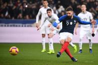 <p>OUVERTURE DU SCORE DES BLEUS ! C’est Olivier Giroud qui transforme le pénalty, à la droite du gardien. 1-0 pour l’équipe de France à la 52e minute ! (crédit AFP) </p>