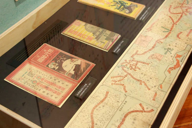 高史博典藏〈臺灣鐵道旅行地圖〉、〈1935年新鐵道旅行圖〉，顯示遍及全台城鎮的綿密鐵道路網。 